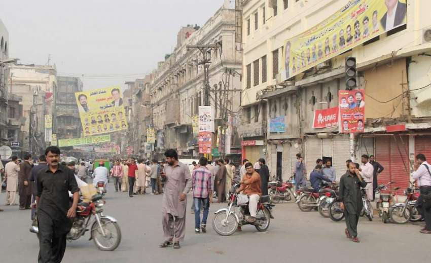 لاہور: مال روڈ کے تاجر دکانیں بند کر رہے ہیں۔