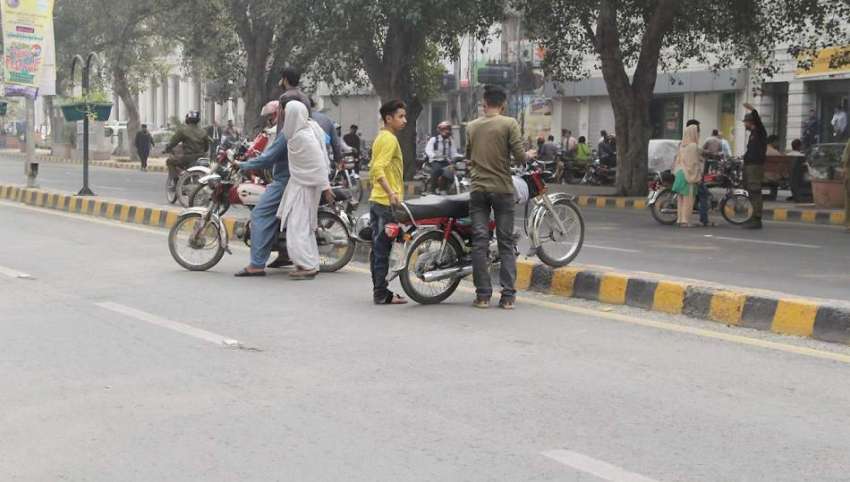 لاہور: مال روڈ پر احتجاج کے باعث راستہ بند ہونے کی وجہ سے ..
