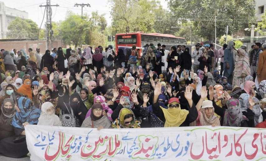 لاہور: ڈینگی ملازمین اپنے مطالبات کے حق میں سول سیکرٹریٹ ..