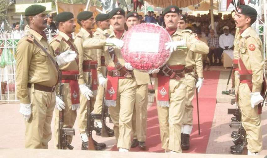 لاہور: یوم دفاع پاکستان کے موقع پر پاک فوج کے جوان یادگار ..