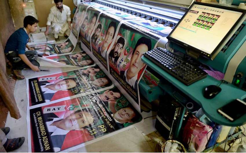 راولپنڈی: الیکشن کے حوالے سے مقامی پرنٹنگ پریس میں بینرز ..