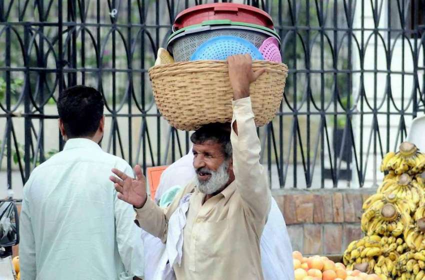 اسلام آباد: ایک معرم شہری دو وقت کی روٹی کمان کے لیے سر پر ..
