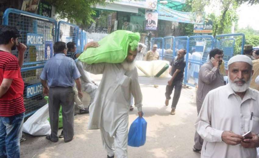 لاہور: پریزائیڈنگ آفیسرز پولنگ کا سامان لیکر جا رہے ہیں۔