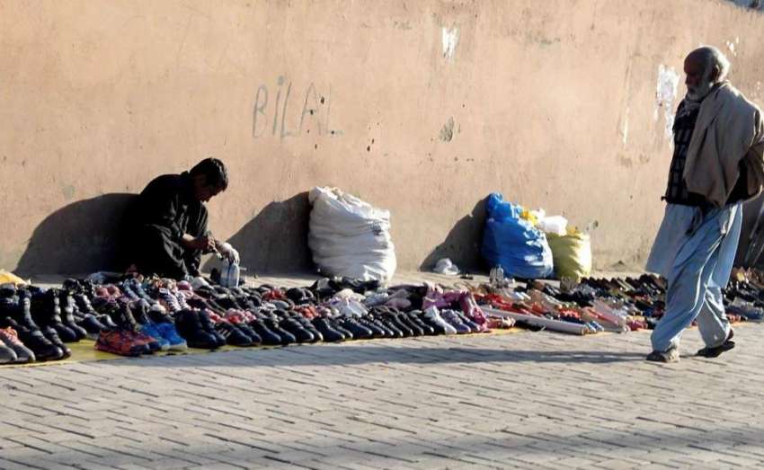 راولپنڈی: محنت کش روڈ کنارے پرانے جوتے سجائے خریداروں کے ..