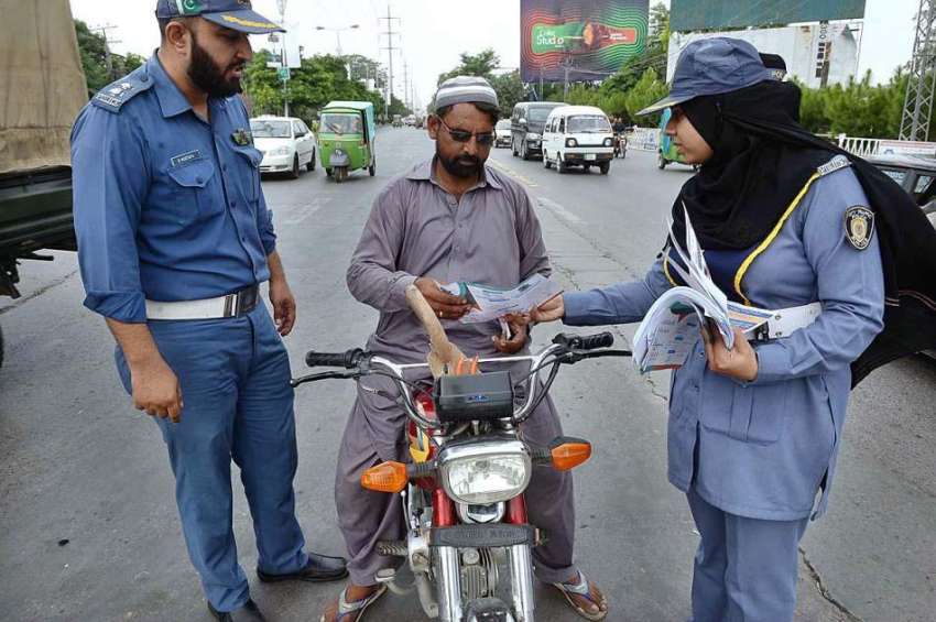 راولپنڈی: ٹریفک وارڈن ایک موٹر سائیکل سوار کو ون وہیلنگ ..