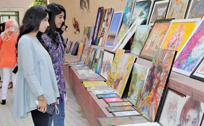 لاہور: شیخ زید میڈیکل کالج کے سپورٹس گالا کے موقع پر طالبات ..