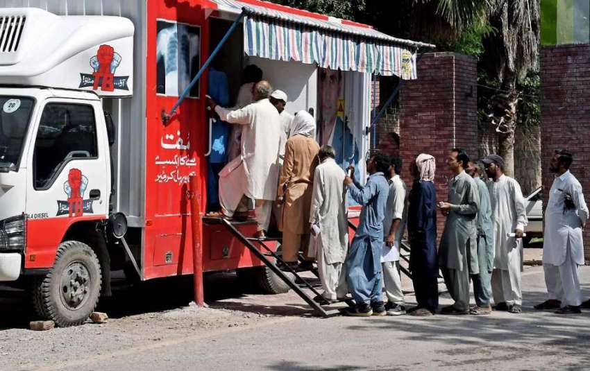 راولپنڈی: ٹی بی سے آگاہی کے لیے پریس کلب میں گاڑی میں شہری ..