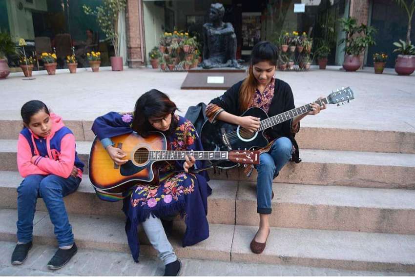 لاہور: طالبات الحمراء ہال کی سیڑھیوں میں بیٹھی گٹار بجا ..