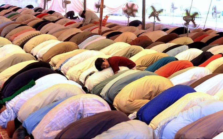 ملتان: شہری ماہ رمضان کے دوسرے جمعتہ المبارک کی ادائیگی ..