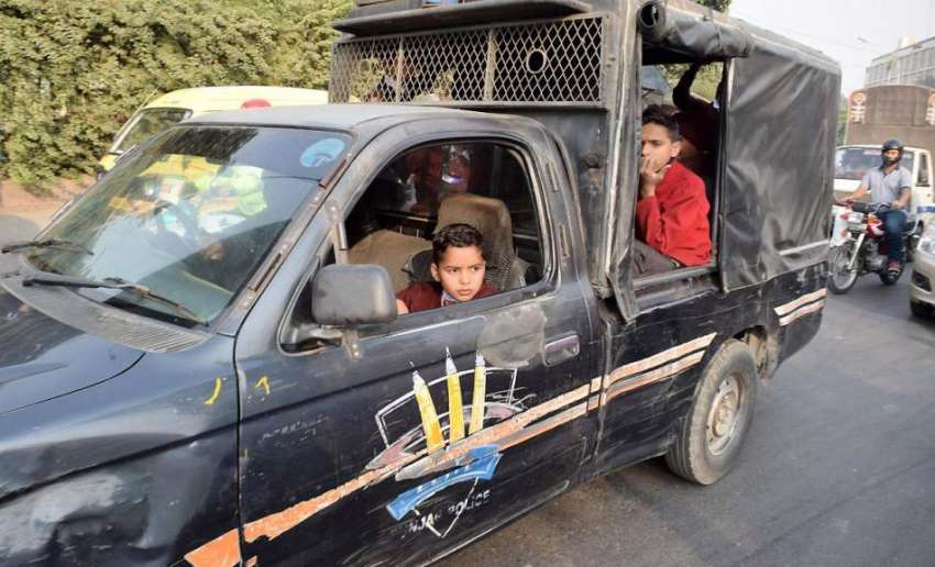 لاہور: پولیس اہلکار سرکاری گاڑی میں سکول سے چھٹی کے بعد بچوں ..