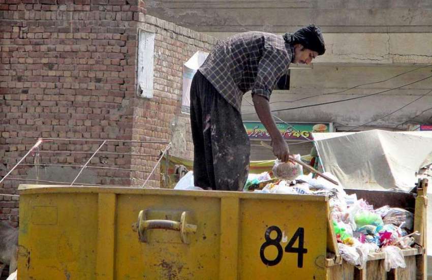 فیصل آباد: خانہ بدوش شخص کچرے کے ڈھیر سے کارآمد اشیاء تلاش ..