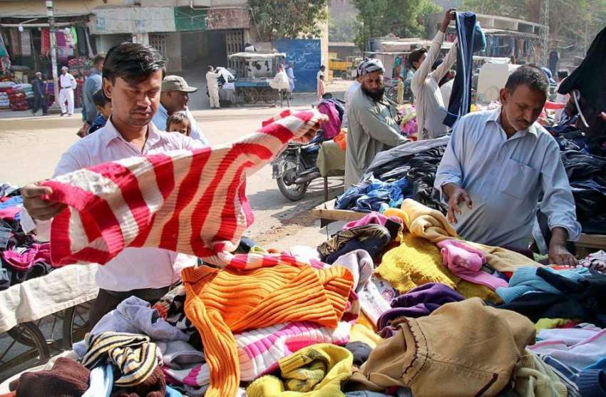 حیدر آباد: شہری باچا خان چوک میں لگے سٹالوں سے گرم کپڑے خرید ..