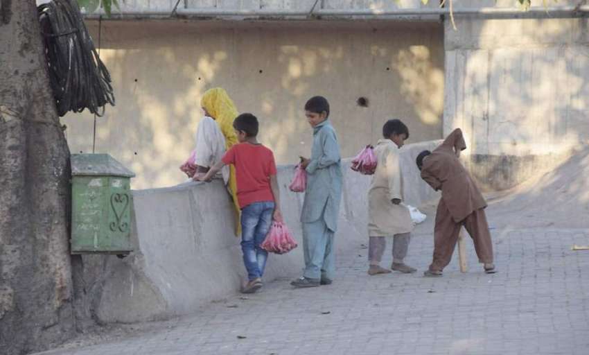 لاہور: دریائے راوی پر بچے صدقے کا گوشت فروخت کررہے ہیں۔