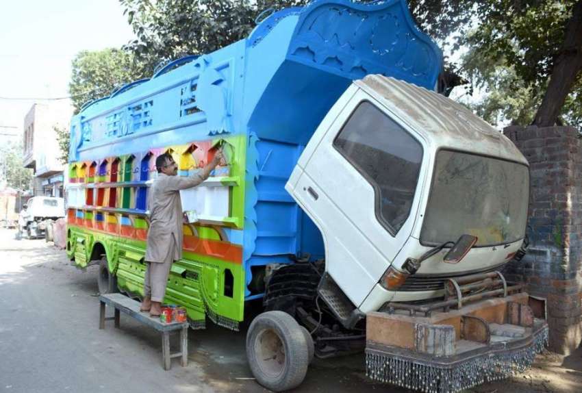 لاہور: پینٹر ٹرک کی ڈیکوریشن کے کام کے فائنل مراحل طے کر ..