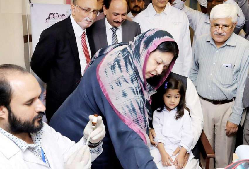 لاہور: وزیر صحت پنجاب ڈاکٹر یاسمین راشد بچی کو حفاظتی ٹیکہ ..