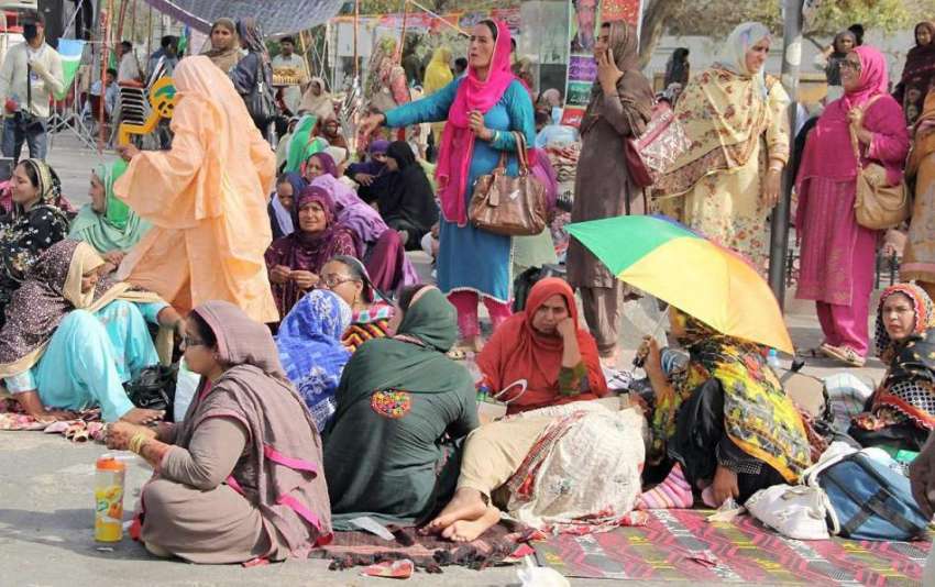 لاہور: لیڈی ہیلتھ ورکرز نے اپنے مطالبات کے حق میں مال روڈ ..