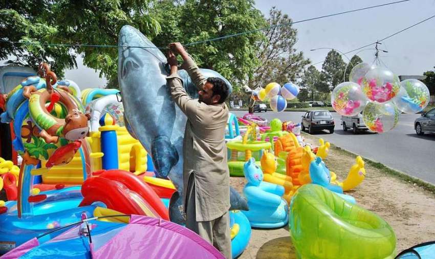 اسلام آباد: وفاقی دارالحکومت میں محنت کش فروخت کے لیے پلاسٹک ..
