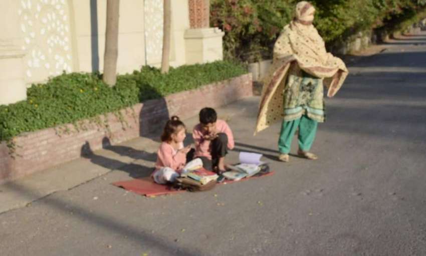 لاہور: جیل روڈ پر بھیک مانگنے والی خاتون کے بچے سڑک کنارے ..