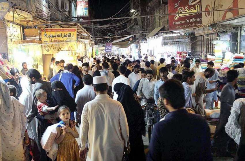 پشاور: عید کی تیاریوں میں مصروف شہری شفیع مارکیٹ سے خریداری ..