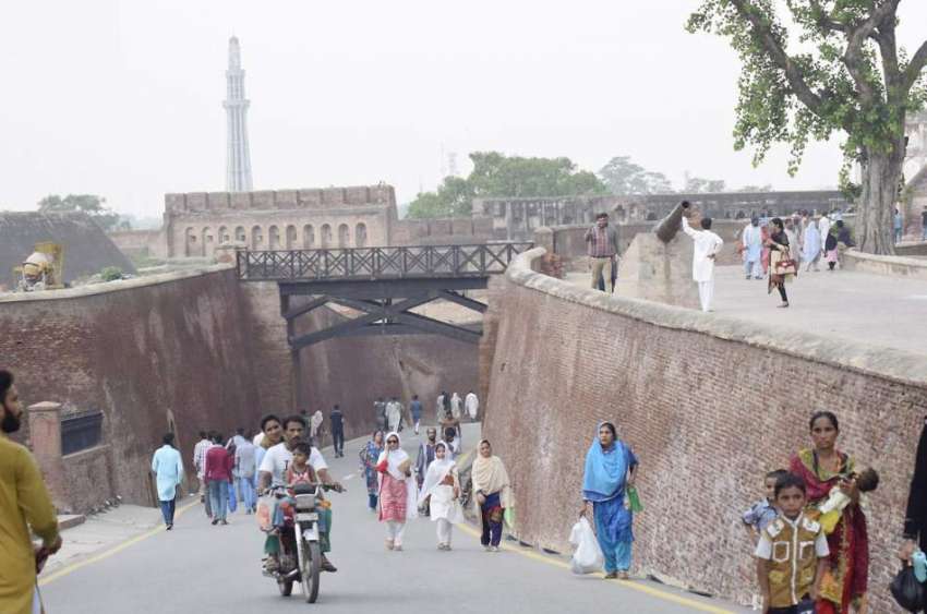 لاہور: شہری تاریخی شاہی قلعہ میں سیرو تفریح کے لیے آ رہے ..
