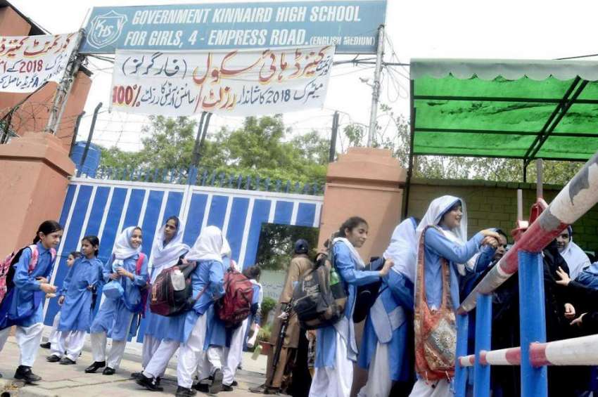 لاہور: موسم گرما کی تعطیلات کے بعد سکول دوبارہ کھلنے پر طالبات ..