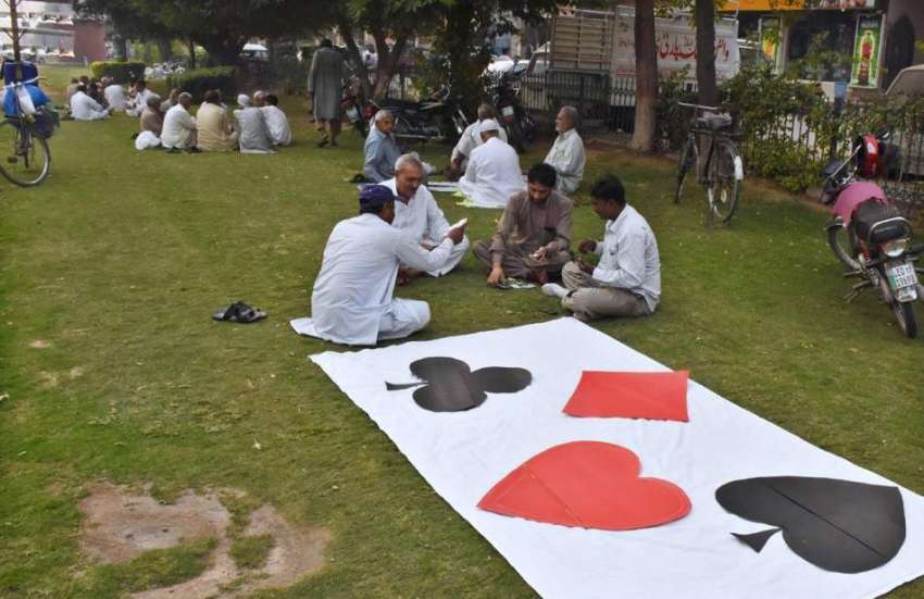 لاہور: مقامی پارک میں شہری تاش کھیل رہے ہیں۔