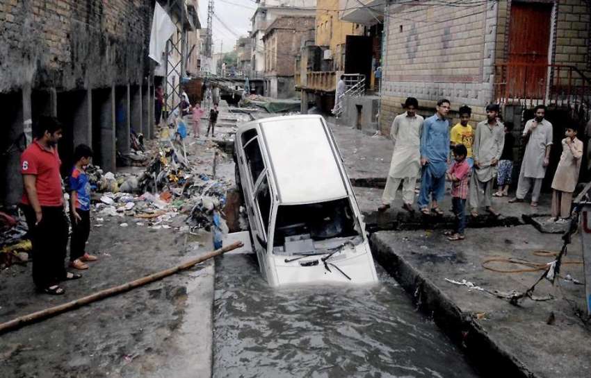 راولپنڈی: موسلا دھار بارش کے باعث کالج روڈ سے بہہ جانیوالی ..
