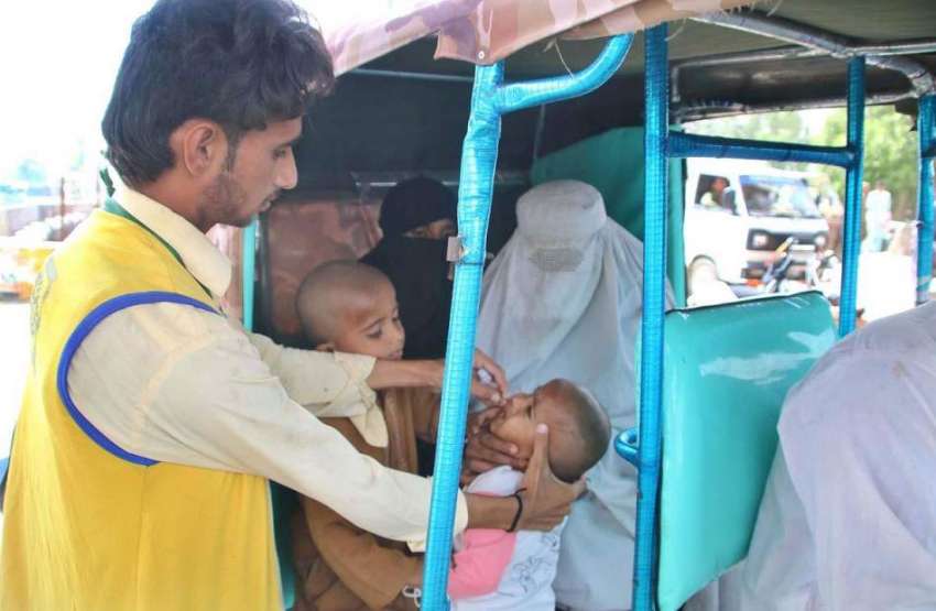حیدر آباد: انسداد پولیو مہم کے دوران پولیو ورکر بچوں کو قطرے ..