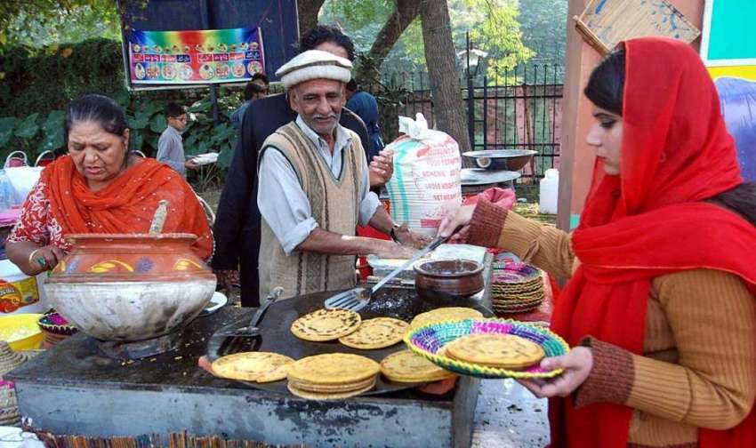 اسلام آباد: لوک ورثہ میں سالانہ لوک میلہ2018کے موقع پر خاتون ..