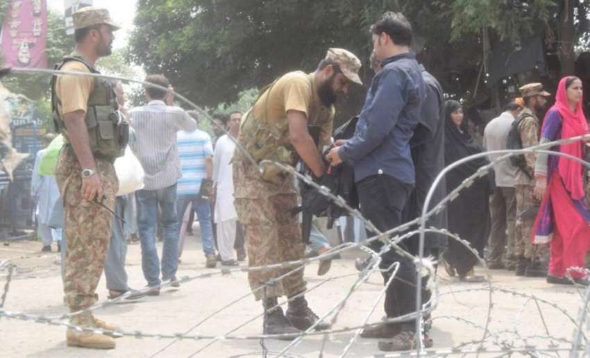 لاہور: پاک فوج کا جوان پولنگ کا سامان لینے کے لیے آنیوالے ..