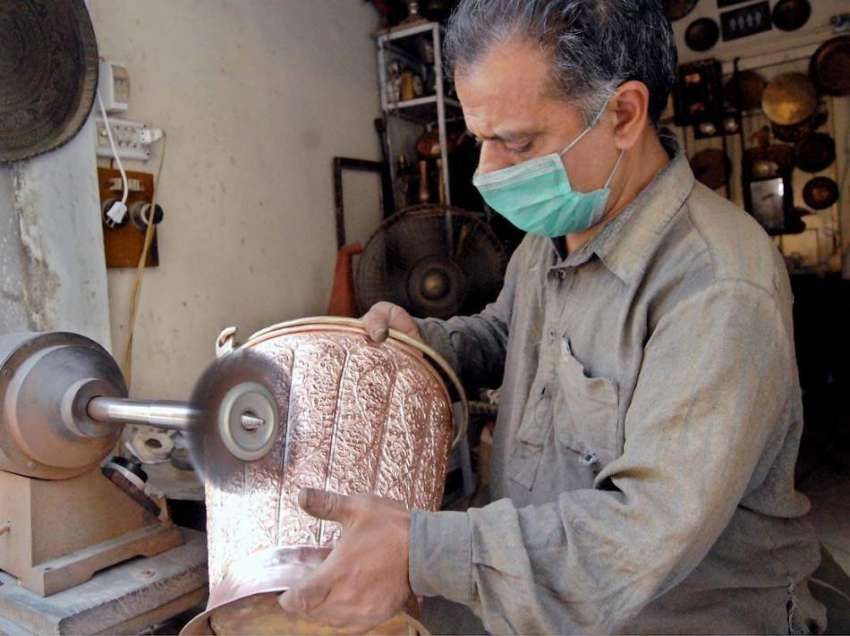 راولپنڈی: محنت کش پرانے برتنوں کو کلی کرنے میں مصروف ہے۔