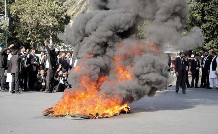 لاہور: علاقائی بنچز کے قیام کے لئے احتجاج کرنے والے وکلاء ..