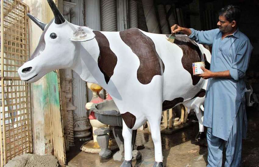 ملتان: محنت کش گائے کے ماڈل کو فائنل ٹچ دے رہا ہے۔
