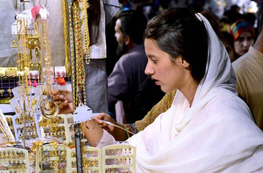 حیدر آباد: عید کی تیاریوں میں مصروف ایک خاتون جیولری پسند ..
