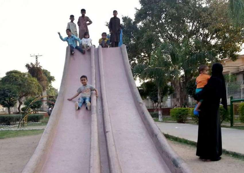 راولپنڈی: مقامی پار ک میں بچے جھولوں سے لطف اندوز ہو رہے ..
