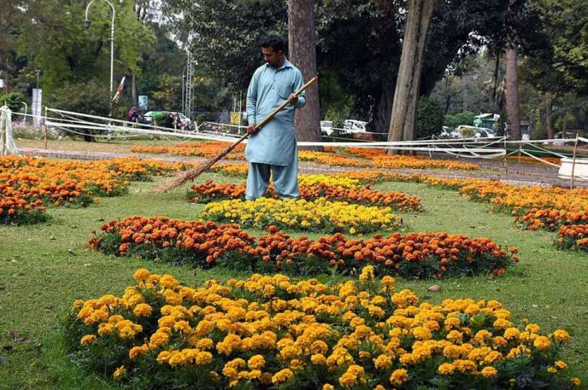 لاہور: پی ایچ اے کا ملازمی باغ جناح میں صفائی ستھرائی کے ..