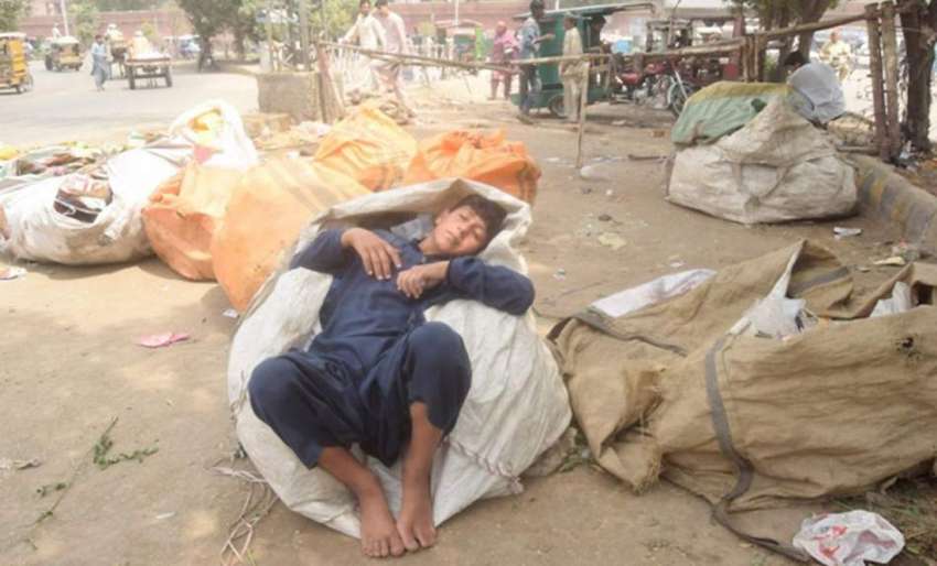 لاہور: ایک محنت کش بچہ نیند پوری کر رہا ہے۔