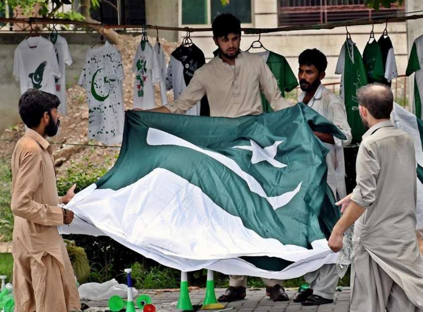 راو لپنڈی:14اگست کے حوالے سے تیاریوں میں مصروف شہری پاکستانی ..