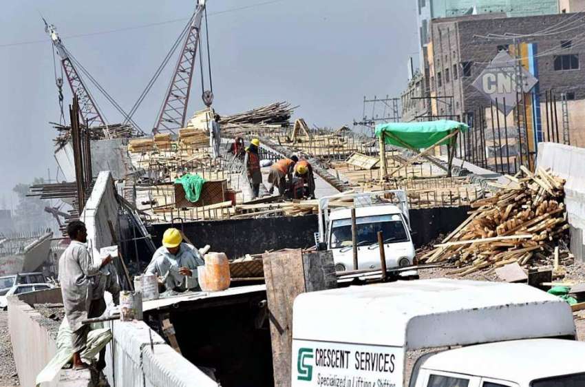 پشاور: مزدور شہر میں جاری تعمیراتی کام میں مصروف ہیں۔