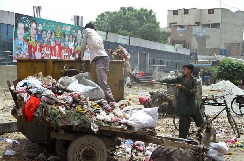 فیصل آباد: خانہ بدوش نوجوان کچرے کے ڈھیر سے کارآمد اشیاء ..
