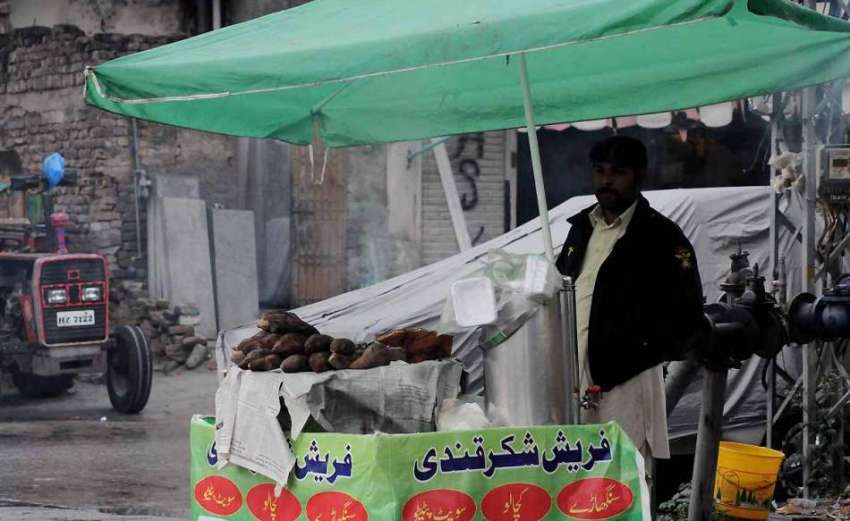اسلام آباد: ریڑھی بان شکر قندی سجائے گاہکوں کا انتظار کررہا ..