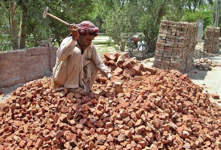 فیصل آباد: مزدورں کے عالمی دن کے موقع پر ایک مزدور روڑی کوٹ ..