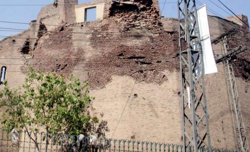 لاہور: شاہی قلعہ کی خستہ حالی کا شکار دیوار متعلقہ محکمے ..