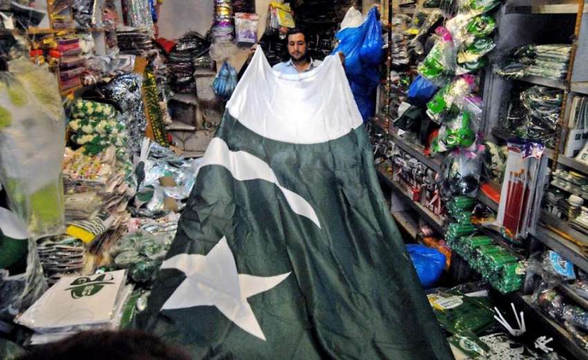 راولپنڈی:14اگست کی تیاریوں کے حوالے سے ایک دکاندار پاکستانی ..