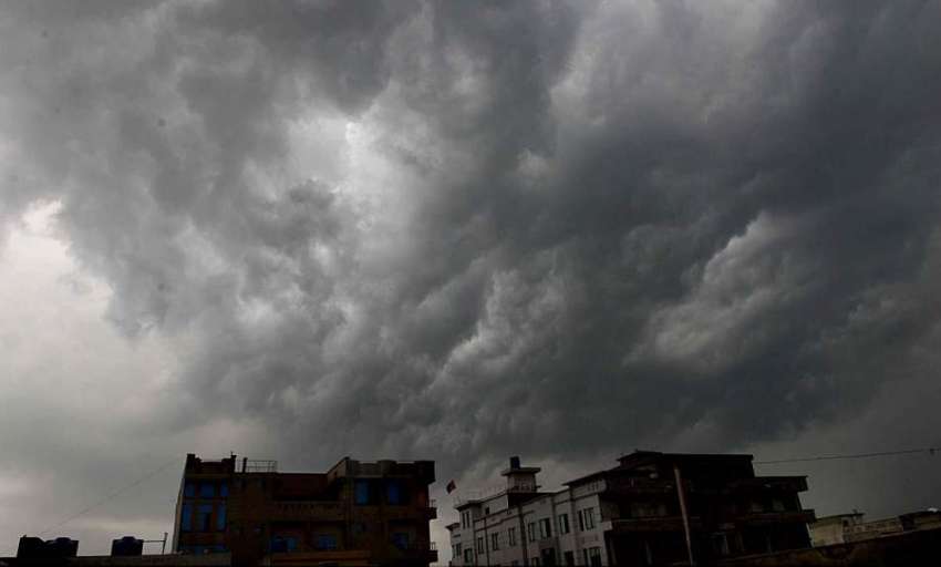 راولپنڈی: آسمان پر چھائے گہرے بادل دلکش منظر پیش کر رہے ہیں۔