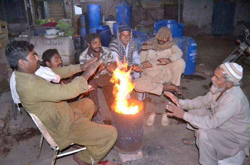 حیدر آباد: شہری سردی کی شدت سے بچنے کے لیے آگ تاپ رہے ہیں۔