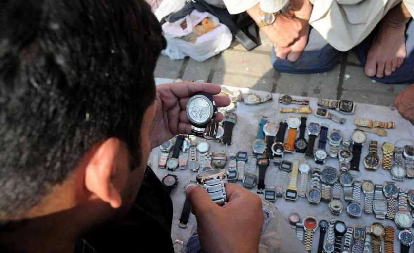 اسلام آباد: شہری آبپارہ بازار سے استعمال شدہ گھڑیاں پسند ..
