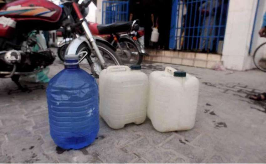 راولپنڈی: پانی کی کے باعث شہری فلٹریشن پلانٹ سے پانی بھر ..