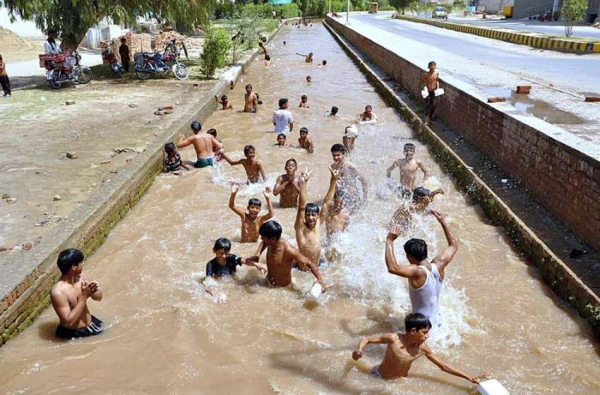 بہاولپور: نوجوان گرمی کی شدت سے بچنے کے لیے نہر میں نہا رہے ..