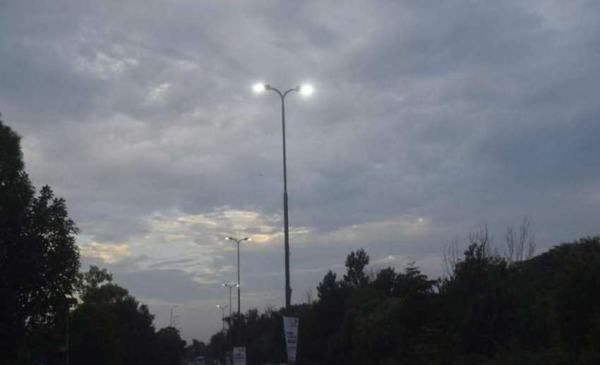 لاہور: صوبائی دارالحکومت میں دوپہر کے وقت آسمان پر بادل ..